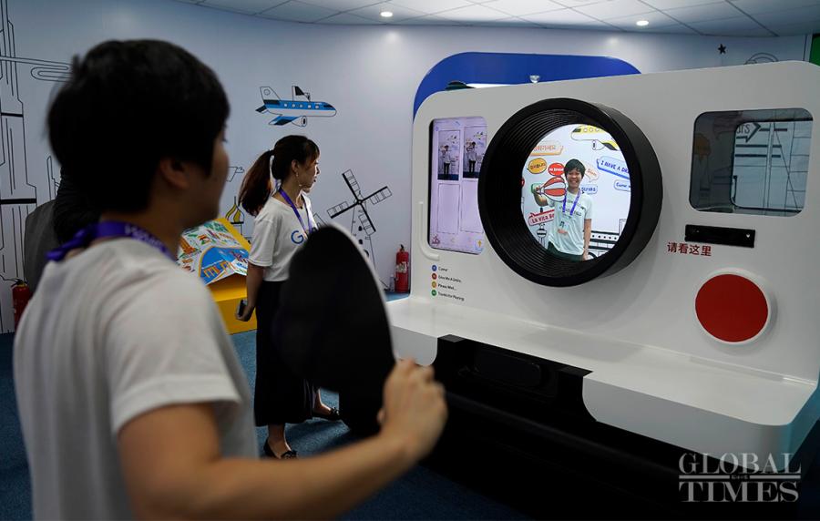 A woman plays an AI game.  (Photo: Yang Hui/GT)