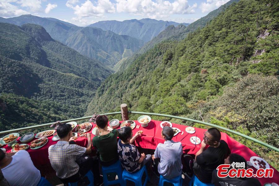 A view of a restaurant built on a cliff at Longquan Mountain in Zhejiang Province, Sept. 19, 2018. Over 100 tourists became the first customers of the newly opened restaurant and had food on suspended plank roads while enjoying the great view of the mountain. Longquan is the highest peak in the Yangtze River Delta. (Photo: China News Service/Yang Chen)