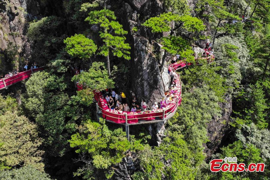 A view of a restaurant built on a cliff at Longquan Mountain in Zhejiang Province, Sept. 19, 2018. Over 100 tourists became the first customers of the newly opened restaurant and had food on suspended plank roads while enjoying the great view of the mountain. Longquan is the highest peak in the Yangtze River Delta. (Photo: China News Service/Yang Chen)