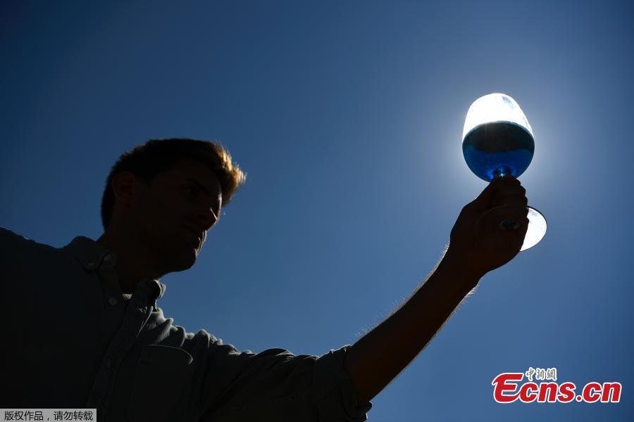 A person serves a glass of Spanish blue wine \'Gik Life\' at the company\'s winery in Maluenda, Aragon region, Sept. 13, 2018. (Photo/Agencies)