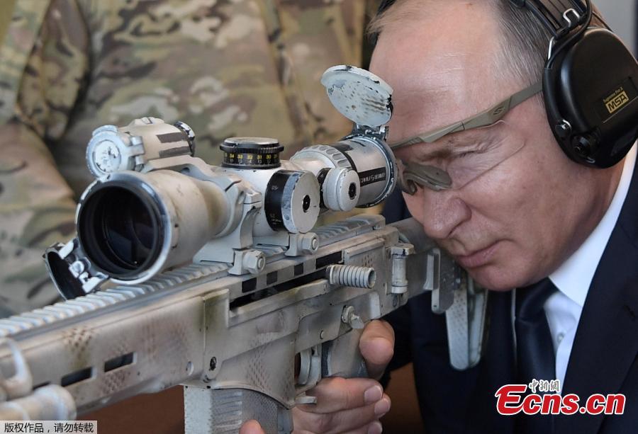 Russian President Vladimir Putin aims a sniper rifle during a visit to the Patriot military exhibition center outside Moscow, Russia, Sept. 19, 2018. Putin chaired a meeting that focused on new arms programs. (Photo/Agencies)