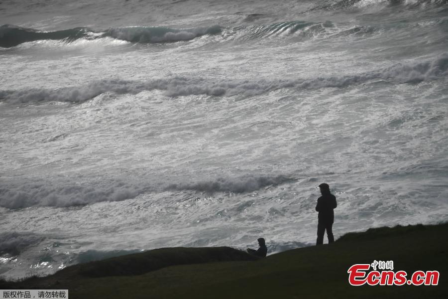 People look out at rough sea from Slea Head during Storm Ali in Coumeenoole, Ireland, Sept. 19, 2018. A woman died on Wednesday when high winds blew her caravan off a cliff in the Irish Republic and a man died in Northern Ireland as Storm Ali grounded flights and left over 200,000 people across the island without electricity. (Photo/Agencies)