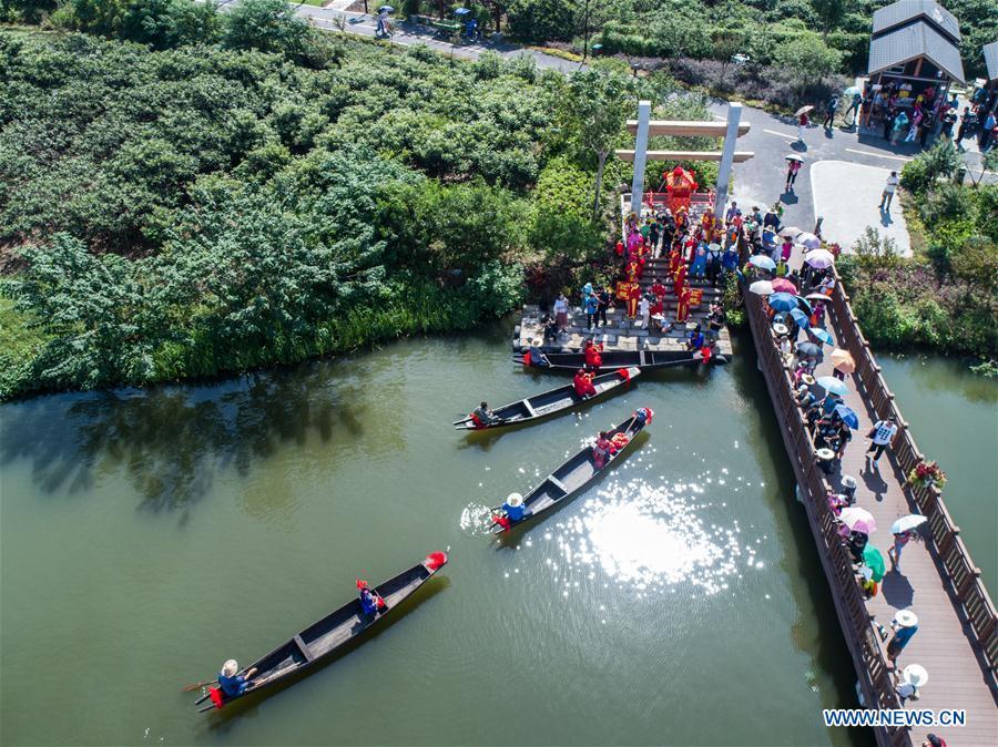 Aerial photo taken on Sept. 19, 2018 shows local people performing a wedding ceremony on Dingshan Lake of Tangqi Township in Hangzhou, capital of east China\'s Zhejiang Province. The locals held various folk activities to celebrate the coming of China\'s first Farmers\' Harvest Festival and the Mid-Autumn Festival. (Xinhua/Xu Yu)