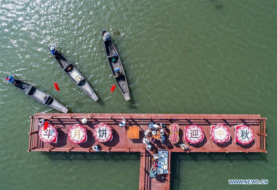 Aerial photo taken on Sept. 19, 2018 shows Chinese characters made of crops on Dingshan Lake of Tangqi Township in Hangzhou, capital of east China\'s Zhejiang Province. The locals held various folk activities to celebrate the coming of China\'s first Farmers\' Harvest Festival and the Mid-Autumn Festival. (Xinhua/Xu Yu)