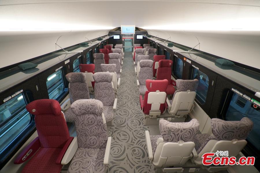 A view of a compartment for first-class seats in the high-speed train used for the Guangzhou-Shenzhen-Hong Kong Express Rail Link, Sept. 23, 2018. The first-class seats feature soft lighting, seats in different colors, as well as rose patterns on the floor. (Photo: China News Service/Zhang Wei)