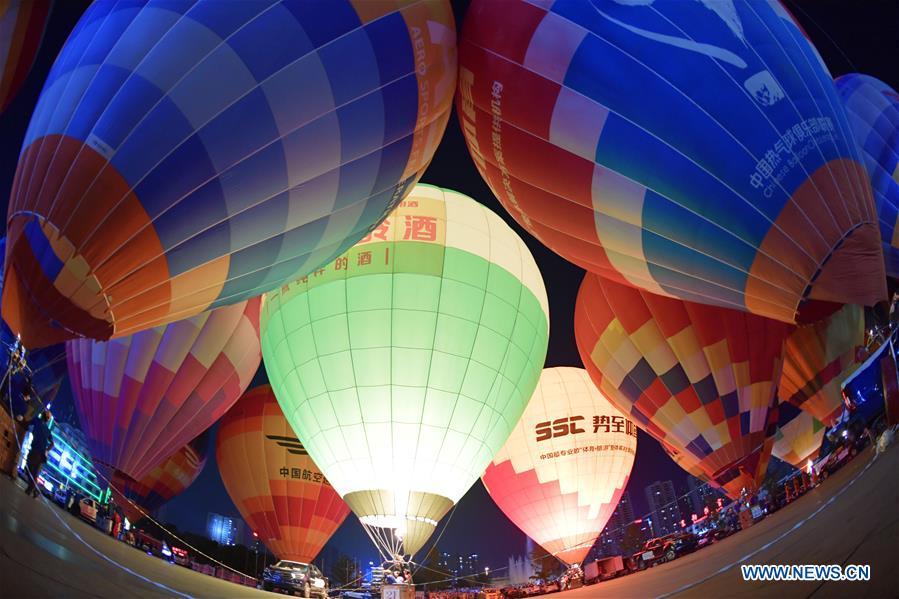 Hot air balloons are seen during a balloon festival at the Zhuge Liang Square in Xiangyang City, central China\'s Hubei Province, Sept. 22, 2018. A total of 33 delegations attended the festival, organized by the Chinese Balloon Club League. (Xinhua/An Fubin)