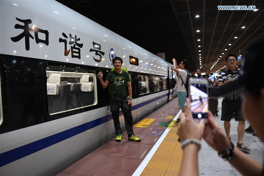 Passengers take photos of G5711, the first high-speed train from Shenzhen to Hong Kong, at Shenzhen North Railway Station in Shenzhen City, south China\'s Guangdong Province, Sept. 23, 2018. G5711 train left Shenzhen North Railway Station at 6:44 Beijing Time on Sunday (1044 GMT Saturday) for West Kowloon Station in Hong Kong, marking the opening of the Hong Kong section of the Guangzhou-Shenzhen-Hong Kong High-speed Railway and that of the whole Guangzhou-Shenzhen-Hong Kong High-speed Railway. (Xinhua/Mao Siqian)