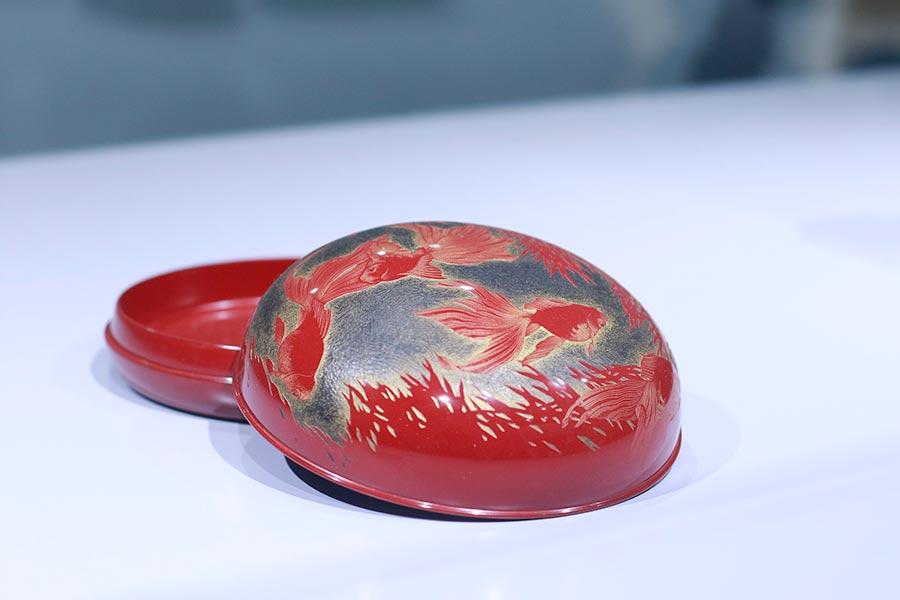 Four prestigious Japanese lacquerware masters recently appeared at the Sheng Sheng Lacquerware Exhibition in Beijing, where they offered a detailed discussion of their aesthetics and artistic expression. (Photo provided to China Daily)

Presented by the ZENA lifestyle and aesthetics platform, the lacquerware exhibition displayed the work of eight representative Japanese artists, following the chronological order of lacquerware\'s development in Japan.

Four of the artists — all full members of the Japan Kogei Association — Norihiko Ogura, Kiyoshi Torige, Tatsuya Matsumoto and Hisaya Tsukiji, arrived at the opening ceremony and explained the techniques and concepts of their work.