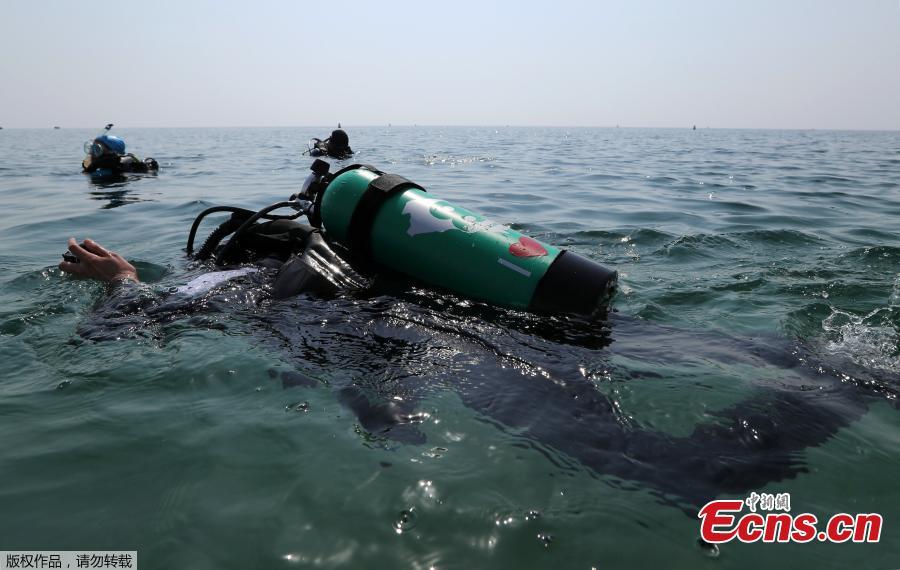 <?php echo strip_tags(addslashes(Saudi female diver Maryam Ahmed Al-Moalem submerges in the sea at Half Moon Beach open-water dive site in Dhahran, Saudi Arabia, Sept. 15, 2018. (Photo/Agencies))) ?>