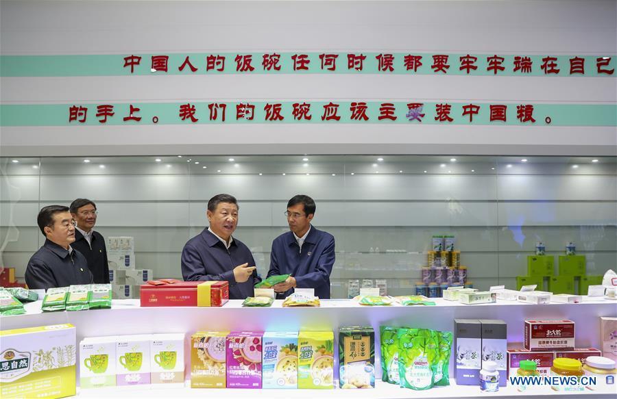 Chinese President Xi Jinping, also general secretary of the Communist Party of China (CPC) Central Committee and chairman of the Central Military Commission, checks the products at Beidahuang precision agriculture and agricultural machinery center, northeast China\'s Heilongjiang Province, Sept. 25, 2018. Xi started an inspection tour in Heilongjiang on Tuesday. (Xinhua/Xie Huanchi)