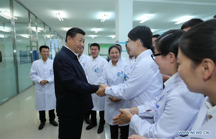 Chinese President Xi Jinping, also general secretary of the Communist Party of China (CPC) Central Committee and chairman of the Central Military Commission, talks with workers at Qixing farm, northeast China\'s Heilongjiang Province, Sept. 25, 2018. Xi started an inspection tour in Heilongjiang on Tuesday. (Xinhua/Xie Huanchi)