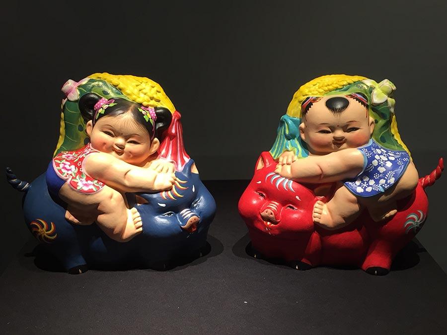 Colored sculptures are shown at the exhibition. (Photo/China Daily)