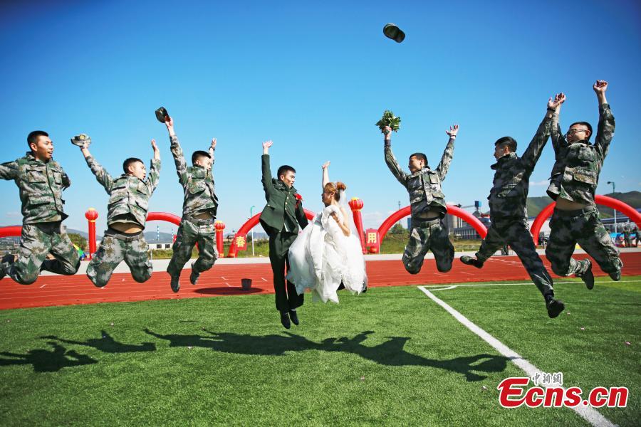 PLA Army soldiers take part in a group wedding ceremony on Sept. 27, 2018. Forty-eight pairs of couples had their wedding ceremony delayed due to a military mission. (Photo: China News Service/Liu Yishan)