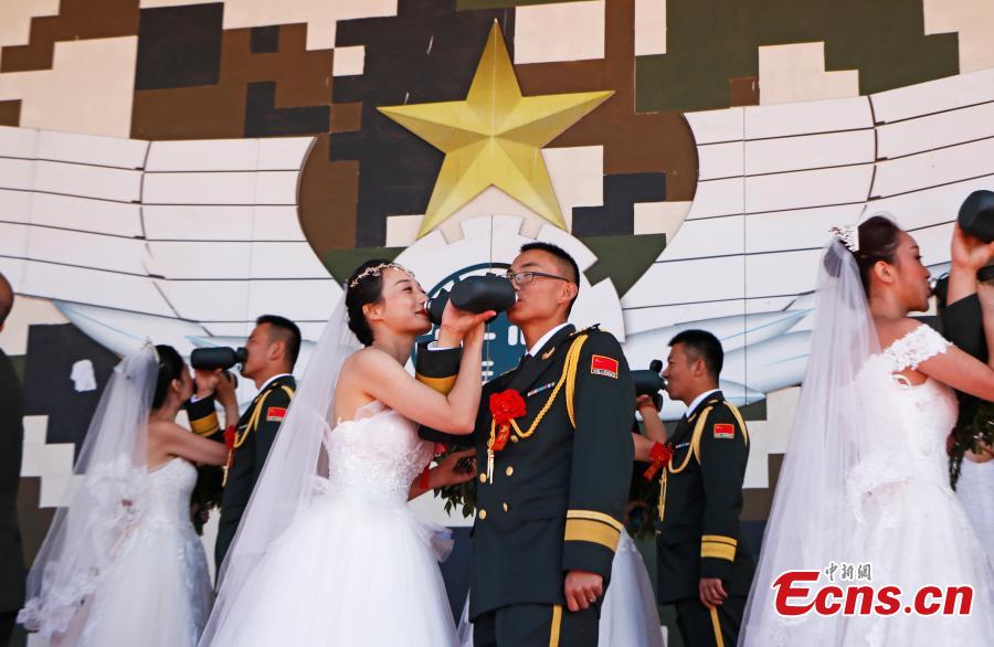 PLA Army soldiers take part in a group wedding ceremony on Sept. 27, 2018. Forty-eight pairs of couples had their wedding ceremony delayed due to a military mission. (Photo: China News Service/Liu Yishan)