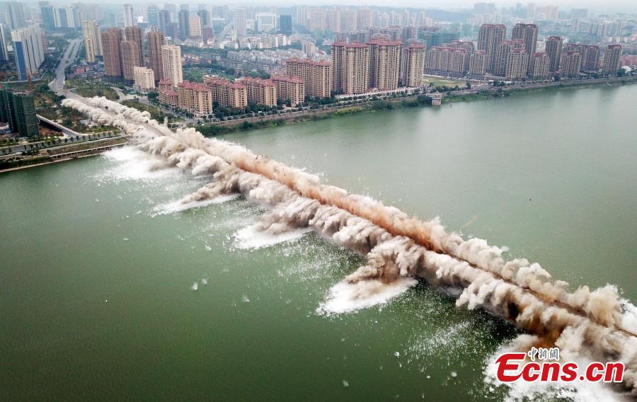 <?php echo strip_tags(addslashes(An old bridge is demolished in a controlled explosion in Ji’an City, East China’s Jiangxi Province, Sept. 28, 2018. The bridge, 1,577 meters long and 19.5 meters wide, fell into disrepair after heavy traffic amid rapid economic growth. (Photo: China News Service/Hong Yi))) ?>
