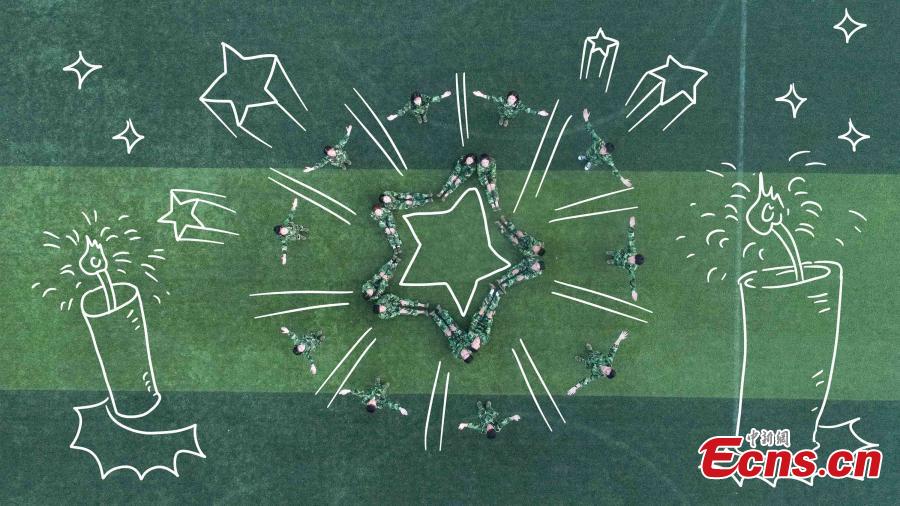 Drone photos show freshmen students of Fujian Normal University posing to form different patterns to mark their military training experience in Fuzhou City, East China’s Fujian Province. A total of 128 students lied on the ground or stood up to form numbers, Chinese characters and images in the creation. (Photo: China News Service/Chen Kekan)