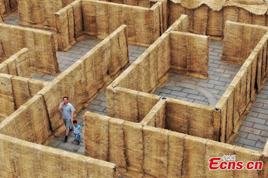 A straw labyrinth at Chunqiu Yancheng, the remains of an ancient city from the Spring and Autumn period (770?476 bc) in Changzhou City, East China’s Jiangsu Province, Sept. 28, 2018. Performers in traditional costumes showed ancient agricultural practices and entertained visitors in the maze built with straw bales. (Photo: China News Service/Yang Bo)