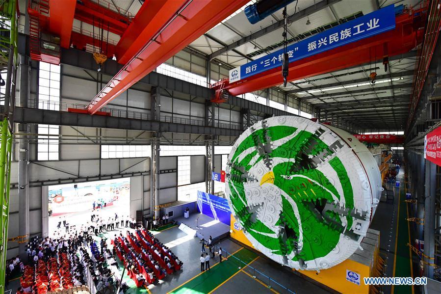 China\'s largest slurry tunnel boring machine (TBM) rolls off the production line in Zhengzhou, capital of central China\'s Henan Province, Sept. 29, 2018. The machine has a diameter of 15.8 meters, making it the largest slurry TBM designed in China. (Xinhua/Feng Dapeng)