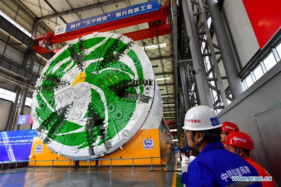 China\'s largest slurry tunnel boring machine (TBM) rolls off the production line in Zhengzhou, capital of central China\'s Henan Province, Sept. 29, 2018. The machine has a diameter of 15.8 meters, making it the largest slurry TBM designed in China. (Xinhua/Feng Dapeng)