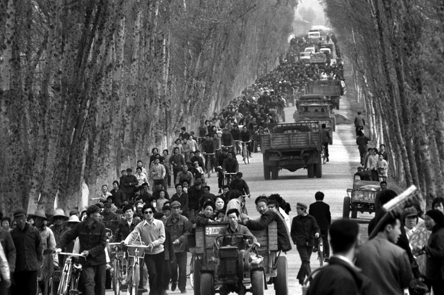 China launched its reform and opening-up policy in 1978. Fundamental changes have occurred across the country since then. These photos are from an exhibition at the National Museum of China in Beijing held from Aug 30 to Sept 12, co-hosted by the China Federation of Literary and Art Circles and the China Photographers Association to commemorate the 40th anniversary of reform and opening-up.


Residents of Wuzhangyuan town, Qishan county of Shaanxi province, are on their way to attend a local temple fair in April 1978. [LI SHAOTONG/FOR CHINA DAILY]