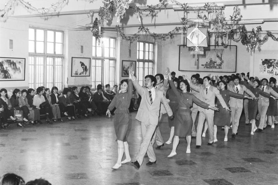 People take part in group dancing at the Workers\' Cultural Hall of Hefei, Anhui province, in 1984. [MA ZHAOYUN/FOR CHINA DAILY]