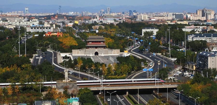 A Fuxing bullet train, the first high-speed train developed and built in China, drives across Yongdingmen Bridge in Beijing in the autumn of 2017. [YUAN RUILUN/FOR CHINA DAILY]