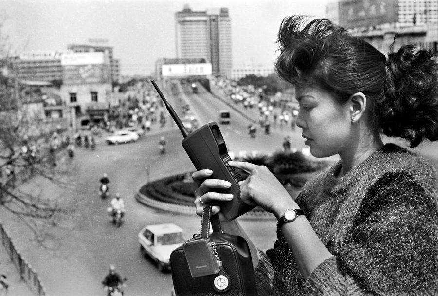 A citizen uses her mobile phone in Guangzhou, Guangdong province, in 1987. Guangdong was the first provincial-level region in the Chinese mainland to launch a mobile telecommunication network. [YE JIANQIANG/FOR CHINA DAILY]