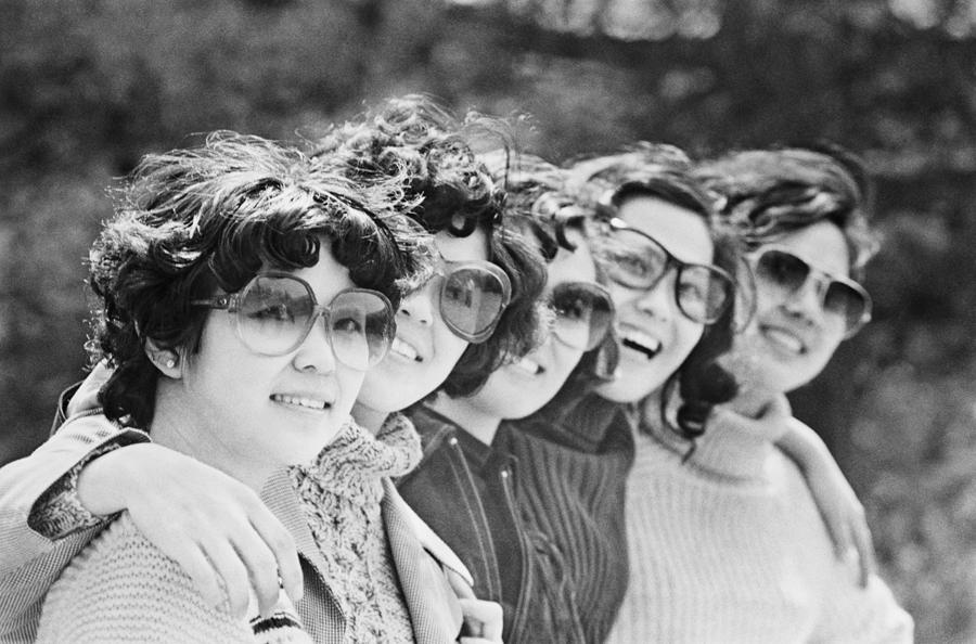 Women pose for a photo at Badachu Park in Beijing in 1980, when sunglasses and personalized hairstyles became popular. [WANG WENLAN/CHINA DAILY]