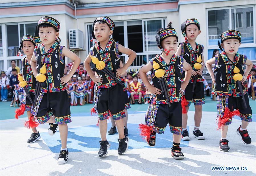 Kids dressed in ethnic minority costumes perform to greet China\'s National Day in Changxing County of east China\'s Zhejiang Province, Sept. 30, 2018. China\'s National Day falls on Oct. 1. (Xinhua/Xu Yu)