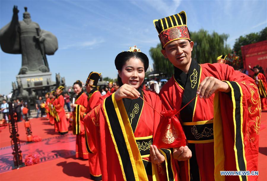 <?php echo strip_tags(addslashes(Newlyweds dressed in Han-style costumes take part in a group wedding ceremony at a square in Xi'an, northwest China's Shaanxi Province, Oct. 1, 2018. A total of 30 pairs of newlyweds attended the wedding on Monday. (Xinhua/Liu Xiao))) ?>