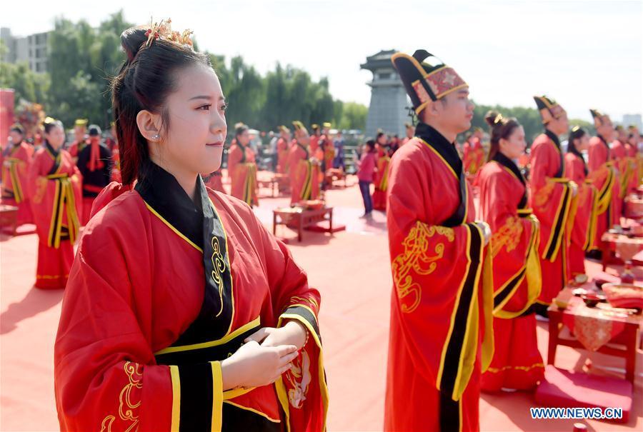 <?php echo strip_tags(addslashes(Newlyweds dressed in Han-style costumes take part in a group wedding ceremony at a square in Xi'an, northwest China's Shaanxi Province, Oct. 1, 2018. A total of 30 pairs of newlyweds attended the wedding on Monday. (Xinhua/Liu Xiao))) ?>