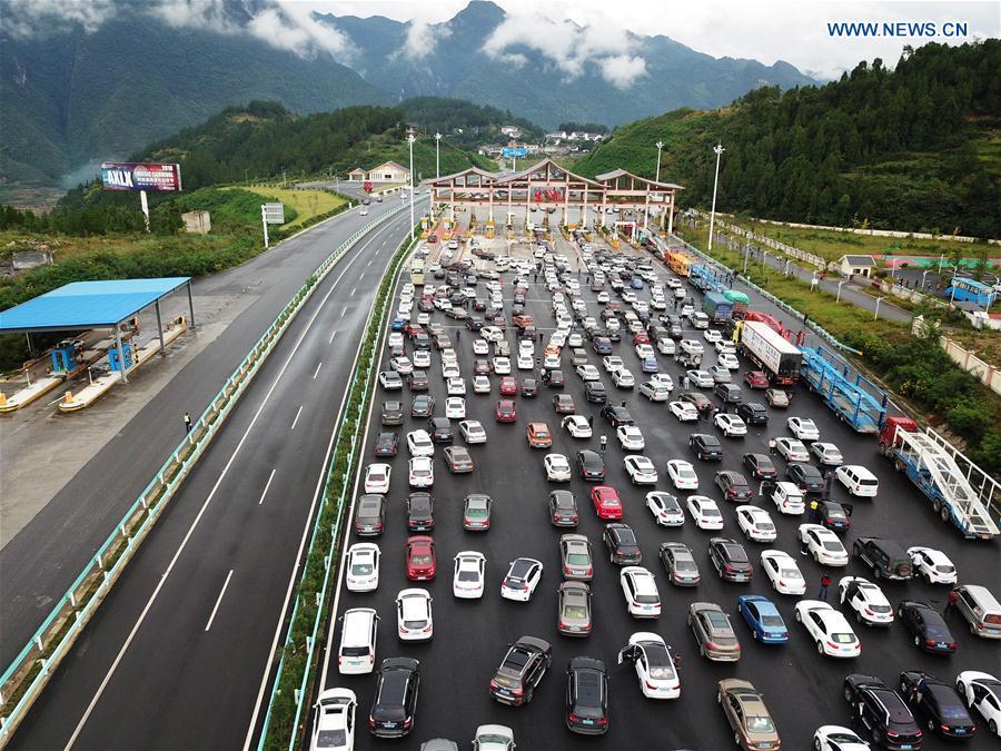 Aerial photo taken on Oct. 1, 2018 shows vehicles queuing at a toll station in Bijie City of southwest China\'s Guizhou Province. The country witnesses a travel rush as people embark on trips for seven-day National Day holiday, which lasts from Oct. 1 to 7. (Xinhua/He Huan)