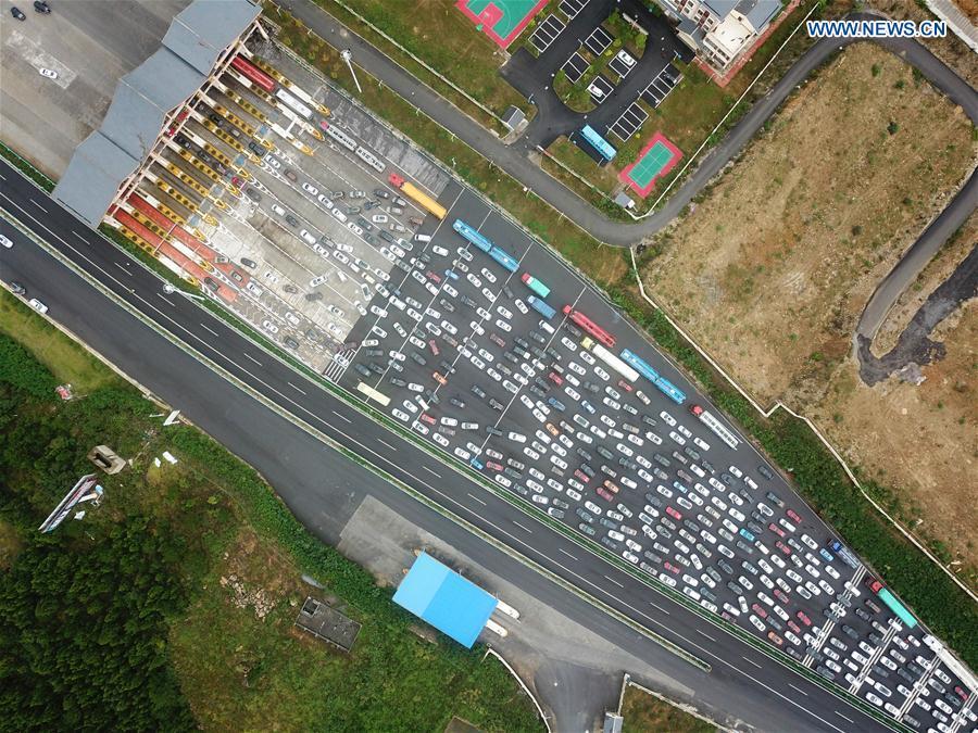 Aerial photo taken on Oct. 1, 2018 shows vehicles queuing at a toll station in Bijie City of southwest China\'s Guizhou Province. The country witnesses a travel rush as people embark on trips for seven-day National Day holiday, which lasts from Oct. 1 to 7.(Xinhua/He Huan)