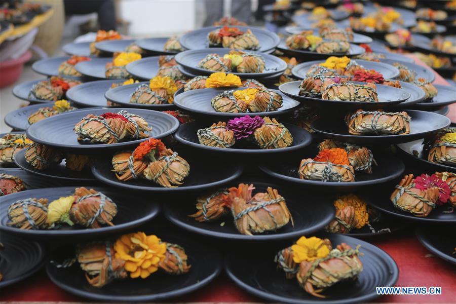 Photo taken on Oct. 2, 2018 shows crab dish during a feast in Hongze District of Huai\'an, east China\'s Jiangsu Province. Over 1,000 people participated in the activity here on Tuesday. (Xinhua/Wan Zhen)