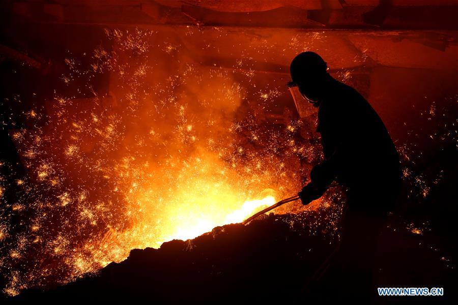 A laborer works at a workshop of Yuhua Steel of Jinan Steel Group in Wu\'an City, north China\'s Hebei Province, Oct. 4, 2018. People from various sectors stick to their posts during the National Day holiday. (Xinhua/Wang Xiao)