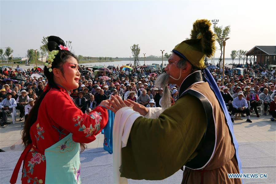Troupers perform Luju Opera during the week-long National Day holiday in Maoyuan Village of Boxing County in Binzhou, east China\'s Shandong Province, Oct. 5, 2018. (Xinhua/Chen Bin)