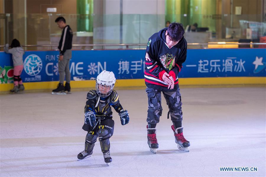 <?php echo strip_tags(addslashes(A coach instructs a child in skating at an ice rink during the week-long National Day holiday in Kunming, capital of southwest China's Yunnan Province, Oct. 5, 2018. (Xinhua/Hu Chao))) ?>