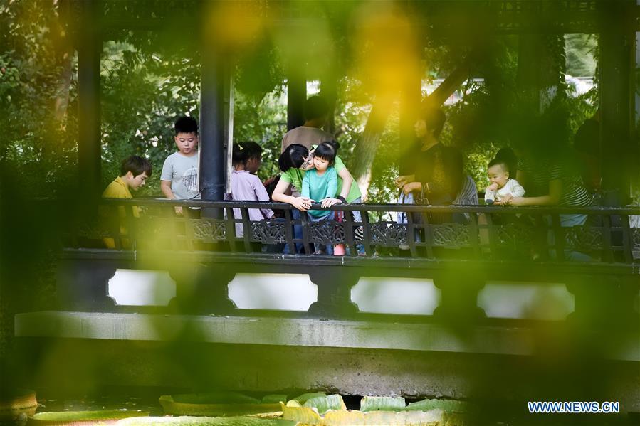 Children and their parents visit Bao Gong Garden, a scenic spot constructed in memory of Bao Zheng, a righteous government officer of ancient China\'s Song Dynasty (960-1279), during the week-long National Day holiday in Hefei, east China\'s Anhui Province, Oct. 5, 2018. (Xinhua/Zhang Duan)