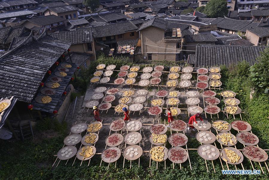 <?php echo strip_tags(addslashes(Tourists view the crops aired by farmers at Guifeng Village of Sanming City, southeast China's Fujian Province, Oct. 6, 2018. (Xinhua/Wang Wangwang))) ?>