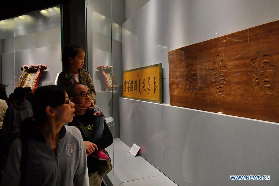 <?php echo strip_tags(addslashes(People look at cultural relics displayed at an exhibition in Taiyuan Museum, north China's Shanxi Province, Oct. 7, 2018. An exhibition of cultural relics from the Palace Museum attracted local residents. (Xinhua/Cao Yang))) ?>