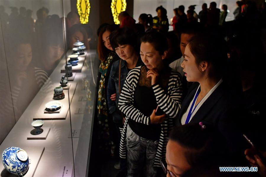 <?php echo strip_tags(addslashes(People listen to introduction of relics by a guide at an exhibition in Taiyuan Museum, north China's Shanxi Province, Oct. 7, 2018. An exhibition of cultural relics from the Palace Museum attracted local residents. (Xinhua/Cao Yang))) ?>