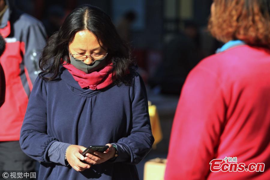 People wear warm clothes in Harbin City, Northeast China’s Heilongjiang Province, Oct. 7, 2018. Temperatures dropped to five degrees centigrade in the city on Sunday, a fall of eight degrees centigrade from a day earlier. Local weather bureaus have warned of frost in most areas in the province for Tuesday. (Photo/VCG)