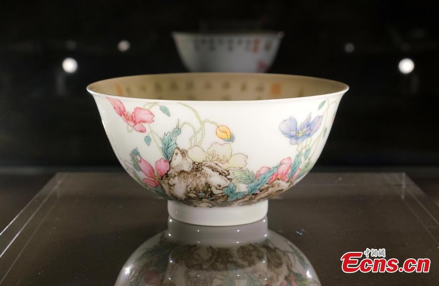 An enameled porcelain bowl with poppy and butterfly designs sold for 169.4 million Hong Kong dollars (21.6 million U.S. dollars) at Sotheby\'s autumn auctions in Hong Kong. The bowl was previously sold for 292 million Hong Kong dollars in 2003. (Photo: China News/Zhang Wei)