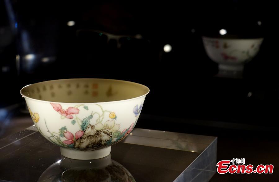 An enameled porcelain bowl with poppy and butterfly designs sold for 169.4 million Hong Kong dollars (21.6 million U.S. dollars) at Sotheby\'s autumn auctions in Hong Kong. The bowl was previously sold for 292 million Hong Kong dollars in 2003. (Photo: China News/Zhang Wei)