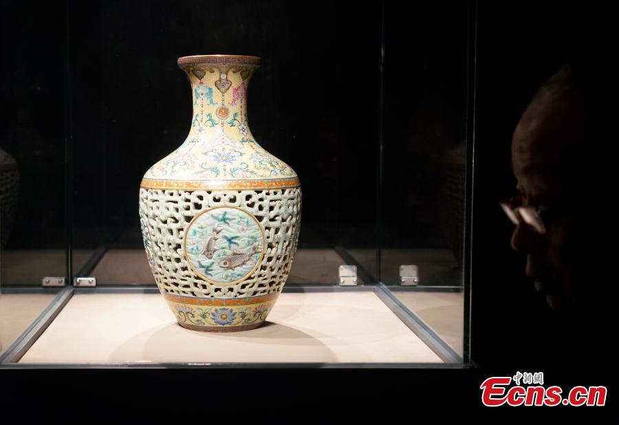 <?php echo strip_tags(addslashes(A vase made during the reign of Emperor Qianlong (1700s) fetched 149 million Hong Kong dollars (19 million U.S. dollars) at Sotheby's autumn auctions in Hong Kong. (Photo: China News/Zhang Wei))) ?>