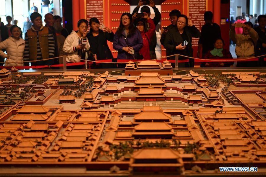 People visit an exhibition in Taiyuan Museum, north China\'s Shanxi Province, Oct. 7, 2018. An exhibition of cultural relics from the Palace Museum attracted local residents. (Xinhua/Cao Yang)