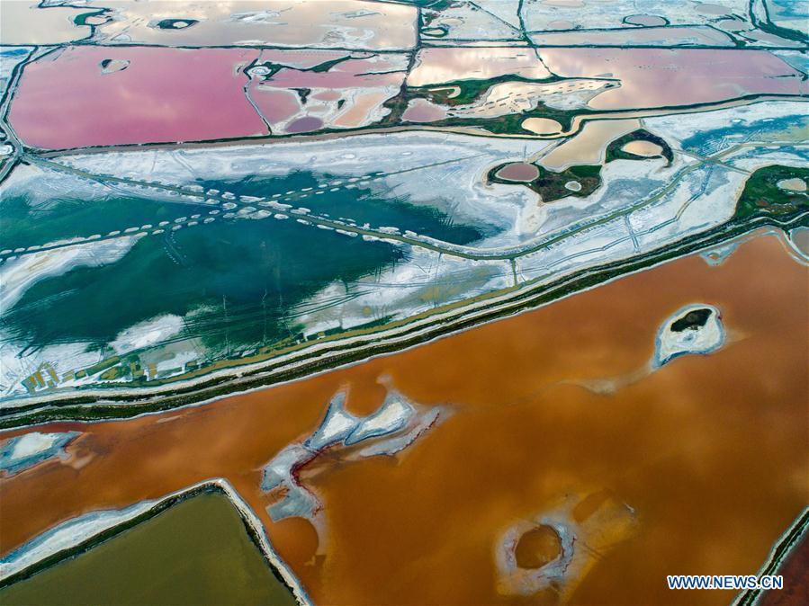 Aerial photo taken on Oct. 6, 2018 shows a view of the Yuncheng salt lake in Yuncheng, north China\'s Shanxi Province. (Xinhua/Shang Jianzhou)
