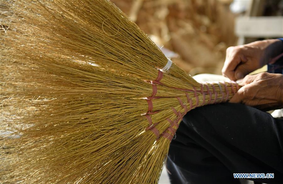 Yang Hanlin makes the handle of a broomstick in Sanhegou Village of Xuan\'en County, Enshi Tujia and Miao Autonomous Prefecture, central China\'s Hubei Province, Oct. 7, 2018. An 81-year-old local artisan, Yang Hanlin has committed himself to the making of broomsticks for decades. Produced under a set of strict standards, Yang\'s broomsticks are known for their durability. Over the years, Yang has set up a few more workshops to involve local villagers in the broomstick production as a means to raise their income levels. (Xinhua/Song Wen)