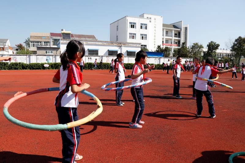 Students from the Xiaogang School, which includes nine grades, do hoop exercises during a break between classes on Sept. 27. (Photo/chinadaily.com.cn)