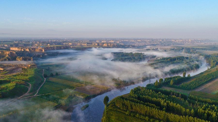 The Fenhe River in Jishan county, Shanxi Province, shrouded in mist looks like a picturesque Chinese ink painting. (Photo by Yang Dexin/for chinadaily.com.cn)

After days of autumn rain, the Fenhe River in Jishan county, Shanxi Province, got shrouded in mist, and looked like a picturesque Chinese ink painting. The fairyland full of natural wonders attracts lots of visitors in the harvest season.